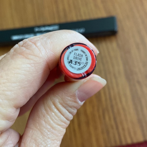 MAC Vamplify Gloss in ‘Flash Drive’ - rare and limited! - Picture 2 of 3